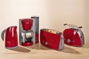 Designérská snídaňová sestava Bosch Private Collection se nabízí ve světle či tmavě červené barvě, v černém, bílém nebo nerezovém provedení. Obsahuje rychlovarnou konvici pro 1,7 litru vody s vodoznakem a vyjímatelným filtrem (možnost použít technologii Brita), filtrační kávovar 1 100 W pro 10 až 15 šálků kávy s průhledným zásobníkem vody a tzv. aromaspirálou, regulující průtok spařovací vody, jednoštěrbinový toastér pro dva toasty s elektronickým řízením opékání, nebo dvouštěrbinový topinkovač 900 W s ná­stavcem na opékání pečiva a s funkcí rozmrazování. Cena okolo 5 000 Kč. 