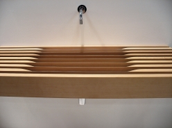 Police, nebo umyvadlo? Dřevo, donedávna používané v koupelnách pouze sporadicky, se stává také součástí umyvadla – model One cool od designéra Mattea Thuna (RAPSEL).