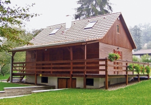 Dřevostavba tradičního tvaru se sedlovou střechou skvěle zapadne do horských a chráněných krajinných oblastí.