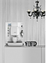 Surpresso S70 – plně automatický kávovar s nastavitelným mlýnkem, funkcí auto cappuccino, tlakem 15 barů, systémem spařování Aroma Whirl Plus a nahřívací plochou na šálky, cena 32 990 Kč (SIEMENS).
