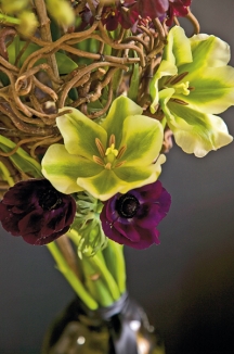 Decentní klasická barva květin – zelenobílá – v kombinaci s proutím (Tulipa, Anemone).