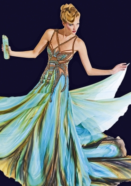 Šaty z kolekce návrhářky B. Matragi jsou inspirovány křídly motýlů (GRUND).