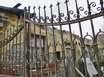 Klasicistní kovaná brána u domu určeného k demolici by rozhodně neměla skončit ve sběru.