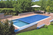 Moderní doplněk – lamelové zakrytí XL zabezpečí bazén před pádem dětí nebo domácích zvířat.