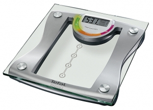 Osobní váha Tefal PP7049 „Tendancy“ pro 4 osoby signalizuje růžovým nebo barevným pruhem zvyšování či snižování hmotnosti. Cena: 1 490 Kč.