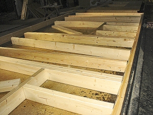 Sendvičové panely ve většině případů tvoří rámová konstrukce z hranolů, vyplněná kvalitní izolací a opláštěná dalšími produkty dřevovýroby. OSB deskami, dřevotřískou apod.