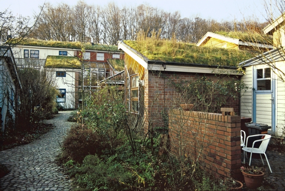 Ekologická vesnice Düsseldorf-Unterbach s důsledně řešeným hospodařením s dešťovou vodou: zelené střechy mají přepad do vsakovacích šachet u domů, voda z malé části klasických a prosklených střech končí v podzemních tancích na užitkovou vodu. Zpevněné povrchy komunikací jsou dlážděny z přírodních materiálů (žula) tak, aby umožňovaly vsakování, přebytečná voda se ztratí v záhonech podél cest.