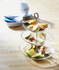 365+, třípatrový servírovací tác, cena 299 Kč. Vyjímatelné talíře můžete různě kombinovat a nastavit jejich výšku podle potřeby. Sklo, nerezavějící ocel. Design: Lovisa Wattman (IKEA).