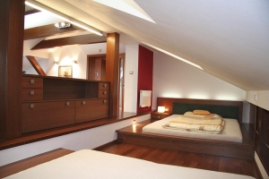 Zajímavé dělení podkrovní místnosti na ložnici a obytnou část s originálním řešením vstupu do postele (ALNUS).