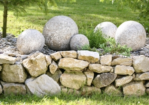 Vizuálně mimořádně přitažlivé je zátiší z kulatých kamenů, které je umístěno na kamenné zídce.