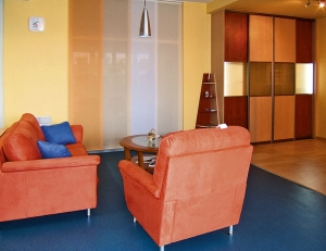 Obývací pokoj lze za pomoci lehkých posuvných panelů oddělit od kuchyňské části.