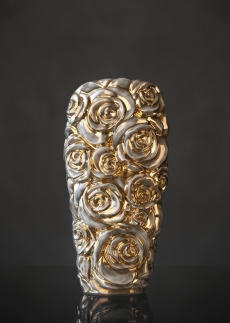 Nově se v uvolněné instalaci představí kolekce váz Buquet. Daniel Piršč.