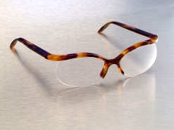 Brýle s horizontálními obroučkami, na výrobu byl použit acetát celulózy.