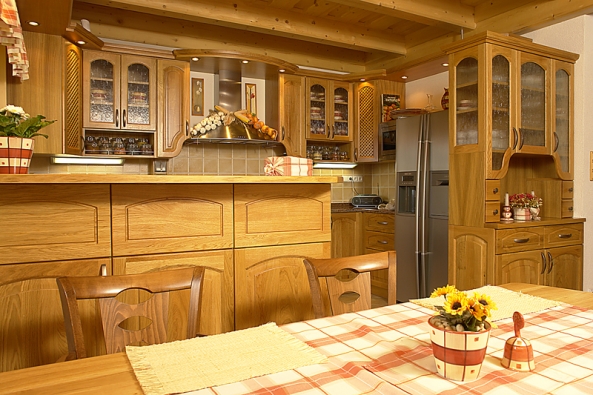 Pracovní plocha v kuchyni se skrývá za barovým pultem. Kuchňská linka byla vyrobena na míru, design odpovídá venkovskému stylu.