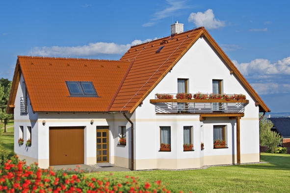 Jednoduchý tvar domu oživuje arkýř, v němž je umístěna jídelna, a dřevěný balkon podepřený sloupkem.