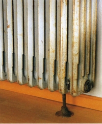Před natíráním topení vypněte, protože by nátěr na teplých radiátorech schnul příliš rychle.