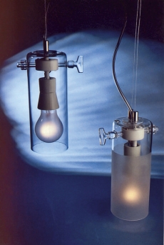 Svítidlo Kohoutek, který vám nikdy kapat nebude vzniklo na základě školního zadání. Na výrobu bylo použito laboratorní sklo.
