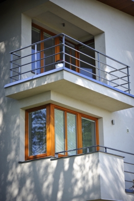 Zábradlí architekt navrhl z ocelových profilů, design ladí se střízlivou architekturou domu.