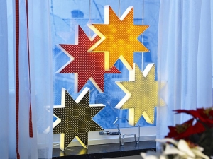Kallt, svítící vánoční hvězda v různých barvách za 399 Kč (IKEA).