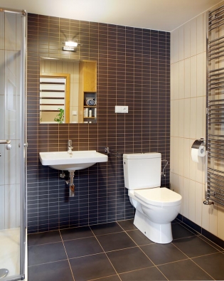 Do koupelen navrhl architekt Dvořák jednoduchou, ale výtvarně působivou kombinaci různých formátů dlaždic.