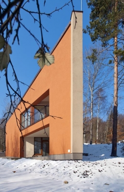 Z východní strany dům vypadá jako vysoký koráb s ostrou přídí. Nosný nárožní sloup je vyzděn z vápenopískových cihel.