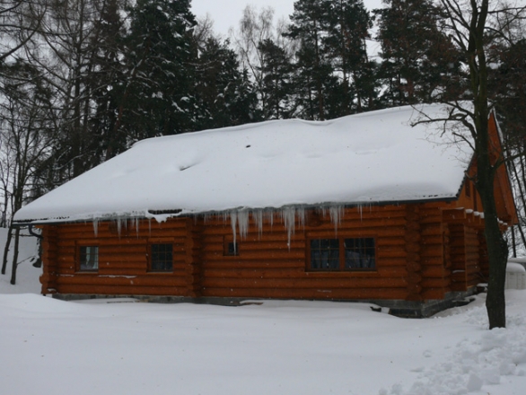 Obvodové a nosné stěny jsou z kulatiny, příčky jsou vyzděné z Ytongu a je na ně nanesena hliněná omítka. Obvodové a nosné stěny jsou z kulatiny, příčky jsou vyzděné z Ytongu a je na ně nanesena hliněná omítka.