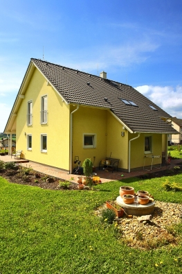 Střecha je tradiční sedlová s dřevěným krovem, krytá taškou Bramac. Střešní konstrukce jsou dimenzovány na zatížení sněhem až 1,0 kN/m², za příplatek dodá firma střechu s hodnotou pro větší zatížení.