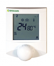 Ovládací nástěnný prvek systému Enicom. Tento inteligentní systém zajišťuje efektivní a cílenou distribuci tepla do celého domu.