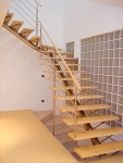 Schodiště ATYKS je variantou maximálně odlehčeného stylu kombinovaného schodiště (J.A.P.)
