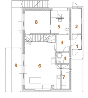 Půdorys 1. podlaží: 1) zádveří 2) sklad 3) předsíň 4) kotelna 5) koupelna + WC 6) obývací pokoj + jídelna + kuchyň 7) spíž 8) pracovna 9) terasa.
