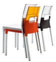 Plastová židle Divana v několika barevných variacích s kovovými nohami v úpravě anodizovaný hliník se hodí zejména na terasu. Orientační cena 2 400 Kč (Křesla-Židle)