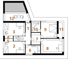 Půdorys patra: 1) chodba 2, 3) dětský pokoj 4, 5) šatna 6) koupelna + WC 7) šatna 8) pracovna 9) ložnice rodičů 10) koupelna + WC 11) lodžie 12) galerie.