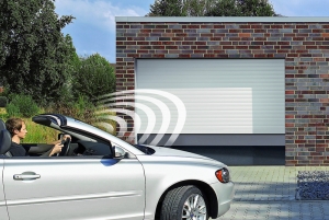 Garážová vrata RollMatic umožní získat spoustu místa před garáží i v garáži. Můžete najet až přímo před vrata, navíc zůstane volný prostor u stropu garáže. Profil vrat je vyroben z jakostního hliníku a vrata jsou standardně vybavena moderními pohony (HÖRMANN)