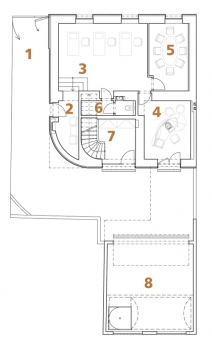 Půdors suterénu: 1) vstup na pozemek 2) vstup do kanceláří 3, 4) kancelář 5) jednací místnost 6) WC 7) vstup do obytné části 8) garáž.