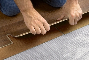 S praktickou pokládkou laminátové podlahy si většinou poradí i zručnější laik