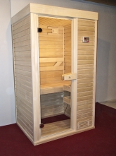 Saunová kabina Economy Plus s topolovým obkladem je ideálním řešením do menších interiérů (DYNTAR).
