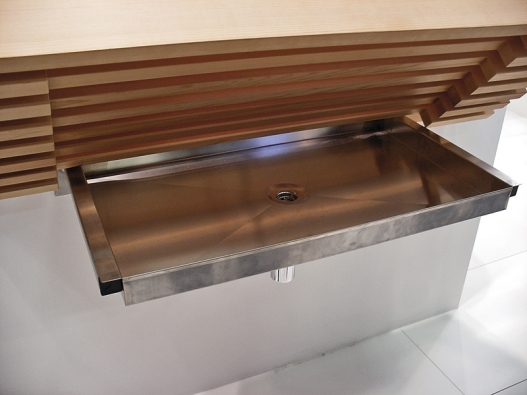 Police, nebo umyvadlo? Dřevo, donedávna používané v koupelnách pouze sporadicky, se stává také součástí umyvadla – model One cool od designéra Mattea Thuna (RAPSEL).