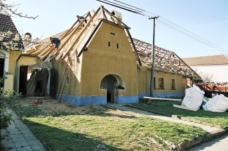 Osazování krokví; tesaře pak vystřídají neobvyklí pokrývači.