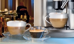 Přístroje vybavené tryskou na mléko vám kromě voňavého espressa připraví také cappuccino (DELONGHI).