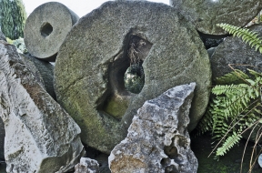 Mlýnské kameny jako pokračování zídky jsou téměř uměleckým objektem.