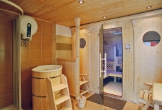 Stylová vestavěná sauna s nevelkou odpočívárnou a ochlazovnou s laminátovou kádí (SAUNY SALUS).