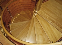 Segmentové schodiště je moderní a účelné řešení využívající maximálně daného prostoru v interiéru (V + L Kulhánek).