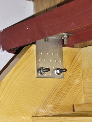Detaily uchycení dřevěného schodiště – nahoře k ocelovému nosníku, dole k betonové dlážděné podlaze.