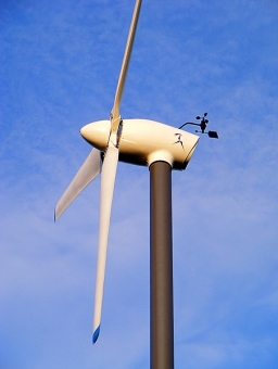 Větrná elektrárna AP 7 kW (AERPLAST) zvládá ohřev vody i vytápění. Tělesa jsou připojována postupně přes automatický regulátor – podle rychlosti větru.