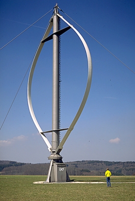 Kolem svislé osy se otáčejí větrné stroje, které mají pro nás poměrně exotický vzhled: Darrieův rotor (vlevo) a Savoniův rotor (vpravo). Přesto, že každý pracuje na jiném principu, dají se navzájem kombinovat.