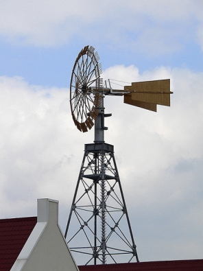 Tato replika Halladayovy turbíny (lopatkové kolo) už slouží jen jako reklamní poutač (foto EkoWATT).