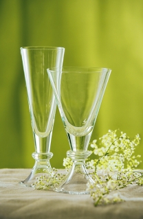 Kolekce francouzského ručně foukaného skla D´Artagnan. Sklenice na víno, vodu a šampaňské, cena 580 a 540 Kč (LE PATIO).