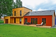 Dvě dřevostavby v jednom