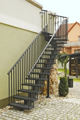 V případě vícegeneračního patrového domu je vhodné zajistit soukromí jednotlivých domácností vstupem do vyššího podlaží pomocí venkovního schodiště.