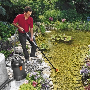 Odsávání kalu pojízdným odsavačem Gardena SR2000 s příkonem 1 600 W.